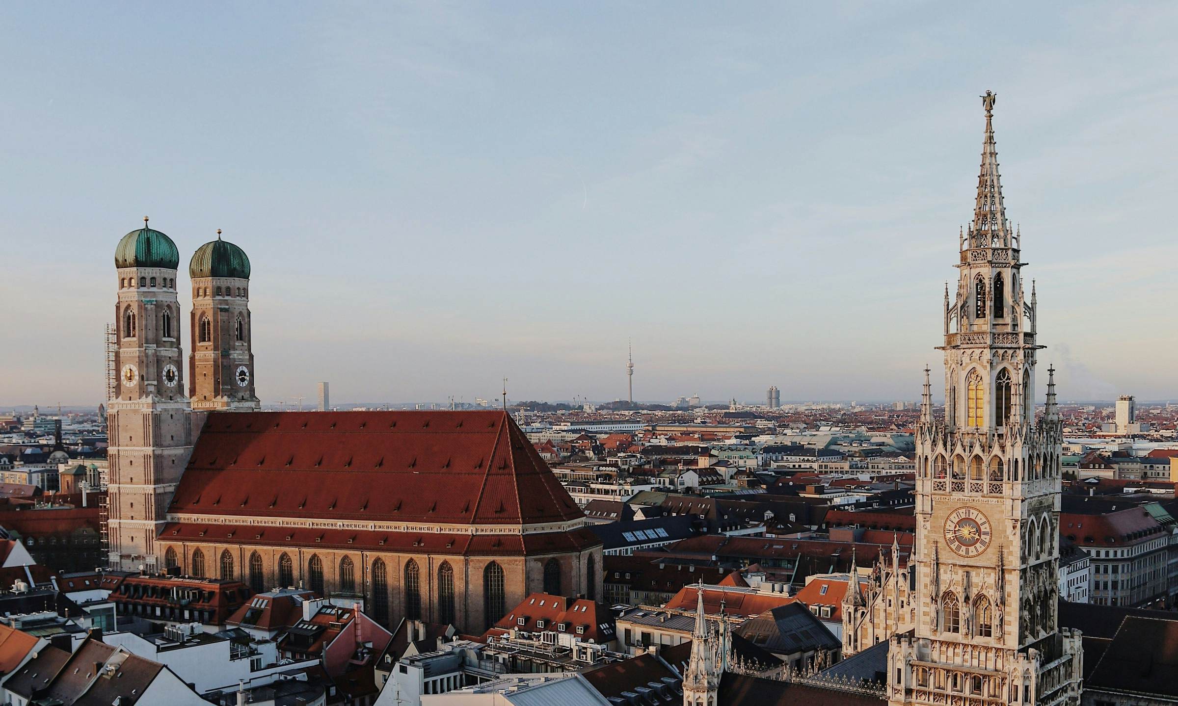 Blick über die Münchner Altstadt mit Frauenkirche und dem Turm des Neuen Rathauses